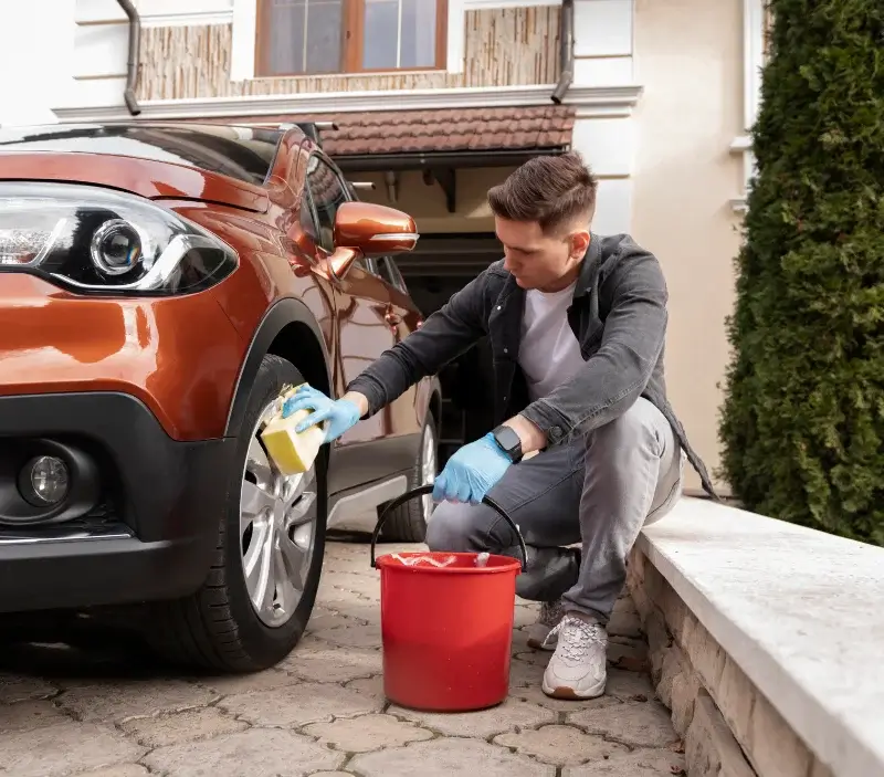 Lavage auto à domicile Marseille-en-Beauvaisis : professionnel intervenant sur un véhicule